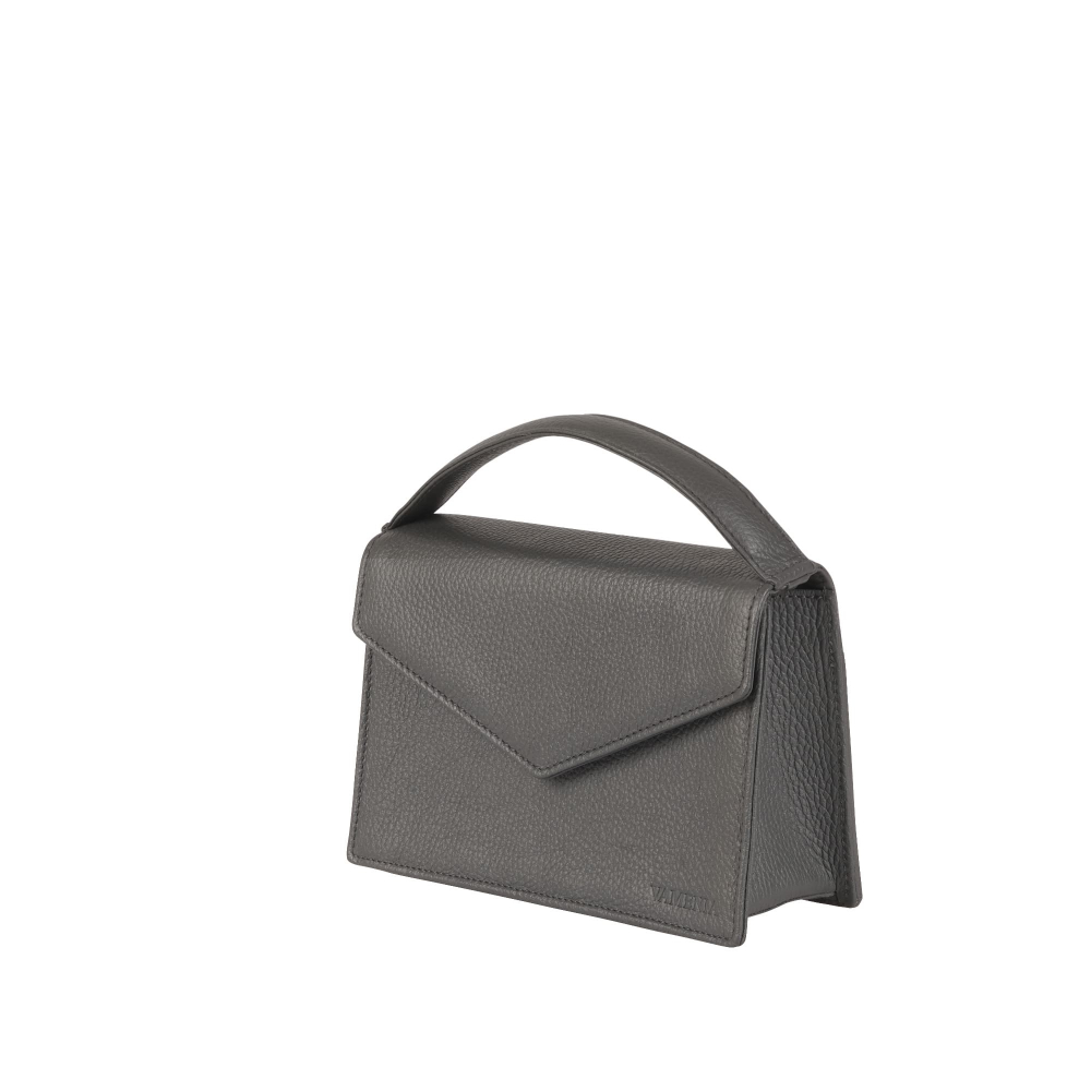 Seitenansicht der kleinen Henkeltasche mit Umhängegurt aus genarbtem Kalbsleder in Grau, zeigt die schmale Tiefe und den Umhängegurt.
